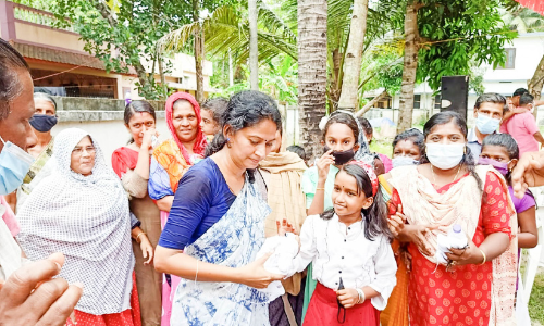 വി​ക​സ​ന​ത്തി​ന്​ പ്ര​തി​ഭ​യു​ടെ വോ​ട്ടു​തേ​ട​ൽ
