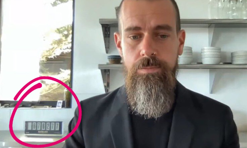 ട്വിറ്റർ സി.ഇ.ഒയുടെ പിന്നിൽ സ്ഥാനം പിടിച്ച ആ നിഗൂഢ വസ്​തു എന്ത്​..? ഉത്തരം കണ്ടെത്തി നെറ്റിസൺസ്​