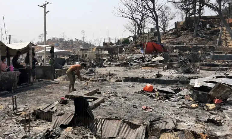 ബംഗ്ലദേശിലെ മ്യാന്മർ അഭയാർഥി ക്യാമ്പിലെ വൻ അഗ്​നിബാധ; എല്ലാം നഷ്​ടപ്പെട്ട്​ പതിനായിരങ്ങൾ