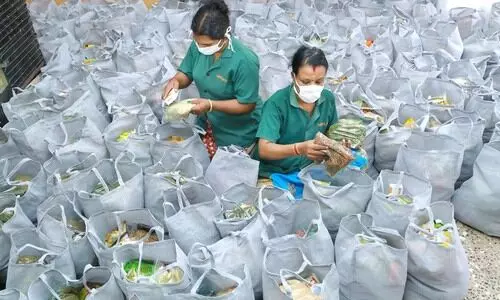 അരലക്ഷം കടന്ന് ഭക്ഷ്യക്കിറ്റ് വിതരണം; അന്തർ സംസ്​ഥാന തൊഴിലാളികൾക്ക് ആശ്വാസവുമായി തൊഴിൽ വകുപ്പ്