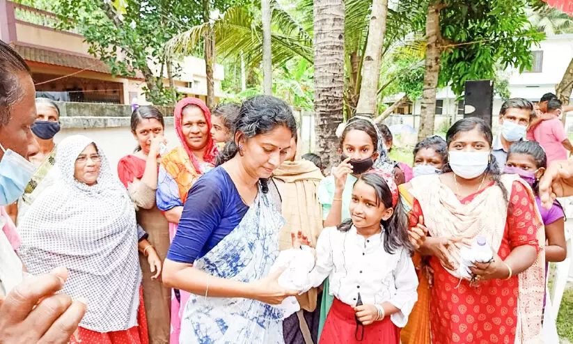വികസനത്തിന് പ്രതിഭയുടെ വോട്ടുതേടൽ വികസനത്തിന് പ്രതിഭയുടെ വോട്ടുതേടൽ