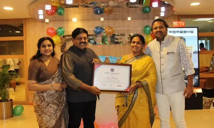 ജീവനക്കാരുടെ വീട്ടമ്മമാരായ ഭാര്യമാർക്ക് ശമ്പളം -പദ്ധതി നടപ്പാക്കി സോഹന് റോയ് ജീവനക്കാരുടെ വീട്ടമ്മമാരായ ഭാര്യമാർക്ക് ശമ്പളം -പദ്ധതി നടപ്പാക്കി സോഹന് റോയ്