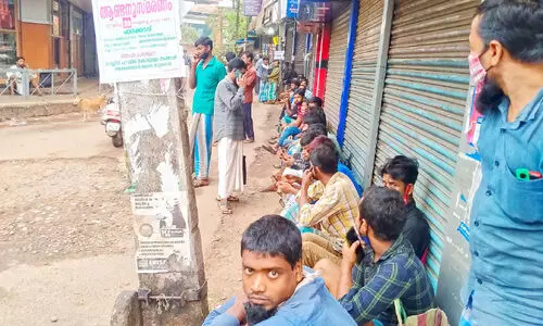 ബംഗാൾ തിളച്ചുമറിയു​േമ്പാഴും ഇവർ ഇവിടെ ജീവിതത്തി​‍െൻറ ക്യൂവിൽ