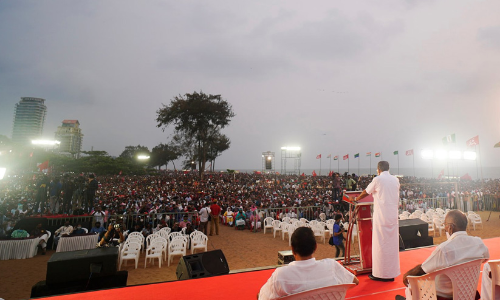 ക്യാപ്​റ്റ​നെ കാണാൻ നിറഞ്ഞ ഗാലറി