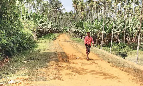 വാ​ഗ്ദാ​ന​ങ്ങ​ൾ പ്ര​ഹ​സ​ന​മാ​യി; റോ​ഡ് പ​ഴ​യ​തു​പോ​ലെ ത​ന്നെ