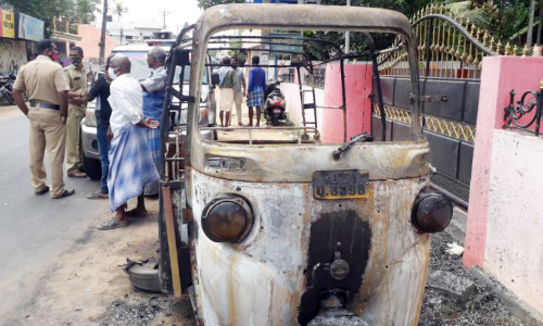 റോ​ഡ​രി​കി​ൽ നിർത്തിയിട്ട ഓട്ടോ സാമൂഹിക വിരുദ്ധർ കത്തിച്ചു