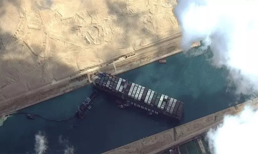 സൂയസ് കനാൽ പ്രതിസന്ധി : യു.എ.ഇ എണ്ണ കയറ്റുമതിയെ ബാധിക്കില്ലെന്ന് വിദഗ്ധർ സൂയസ് കനാൽ പ്രതിസന്ധി : യു.എ.ഇ എണ്ണ കയറ്റുമതിയെ ബാധിക്കില്ലെന്ന് വിദഗ്ധർ