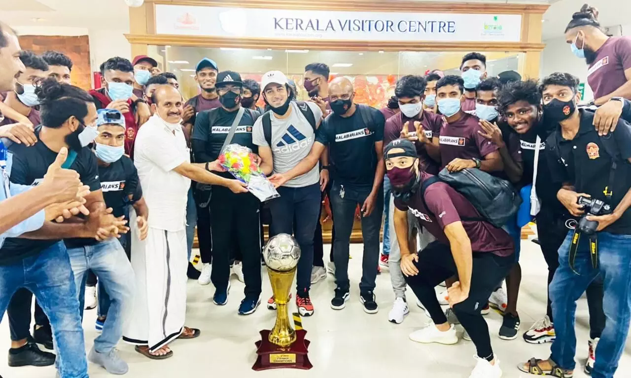 ചരിത്രമെഴുതിയ ഗോകുലത്തിന് കരിപ്പൂർ വിമാനത്താവളത്തിൽ രാജകീയ സ്വീകരണം ചരിത്രമെഴുതിയ ഗോകുലത്തിന് കരിപ്പൂർ വിമാനത്താവളത്തിൽ രാജകീയ സ്വീകരണം