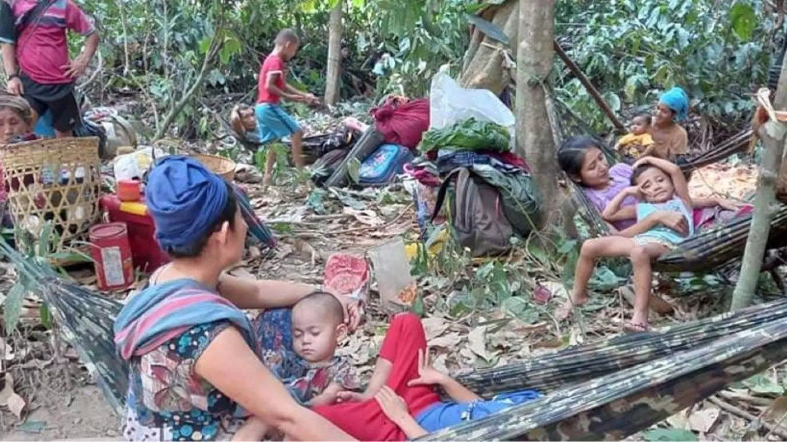 സൈനിക അതിക്രമം തുടരുന്നു; മ്യാന്മറിൽനിന്ന് പലായനം, തായ്ലൻഡിൽ അഭയം തേടി നൂറുകണക്കിനാളുകൾ സൈനിക അതിക്രമം തുടരുന്നു; മ്യാന്മറിൽനിന്ന് പലായനം, തായ്ലൻഡിൽ അഭയം തേടി നൂറുകണക്കിനാളുകൾ