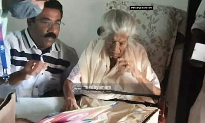 ഇത്തവണയും മുടങ്ങിയില്ല; തപാൽ വോട്ട്​ ചെയ്​ത്​ ഗൗരിയമ്മ