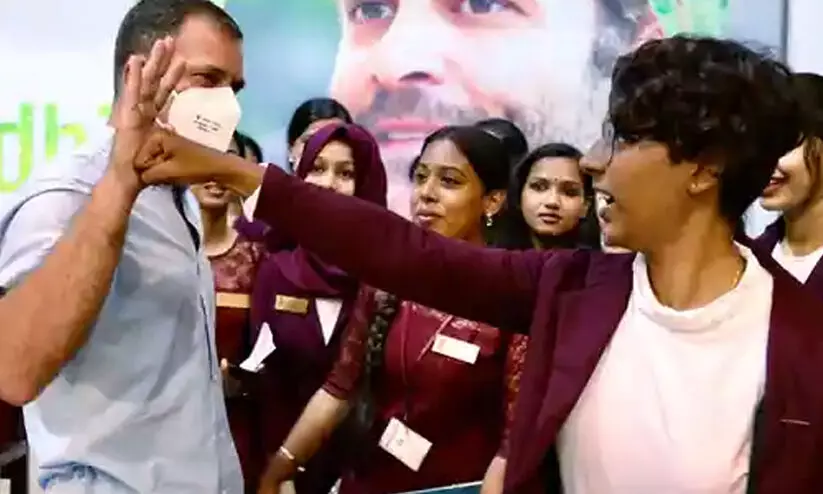 rahul gandhi with students