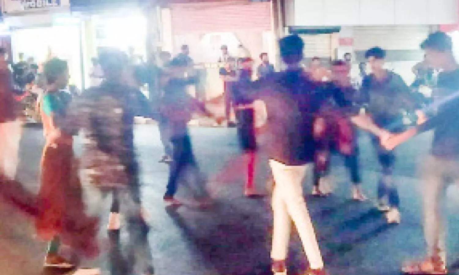 റോ​ഡി​ൽ ഗ​താ​ഗ​ത​ക്കു​രു​ക്ക് സൃഷ്​ടിച്ച്​ എ.ബി.വി.പി കലാജാഥ; പൊലീസുമായി വാക്കേറ്റവും