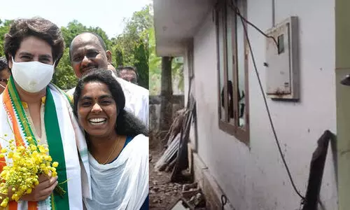 അരിത ബാബുവിന്റെ വീടിന് നേരെ അക്രമം; ഫേസ്ബുക്ക് ലൈവിട്ടശേഷം സി.പി.എം അനുഭാവി ജനലുകൾ അടിച്ചു തകർത്തു -VIDEO അരിത ബാബുവിന്റെ വീടിന് നേരെ അക്രമം; ഫേസ്ബുക്ക് ലൈവിട്ടശേഷം സി.പി.എം അനുഭാവി ജനലുകൾ അടിച്ചു തകർത്തു -VIDEO