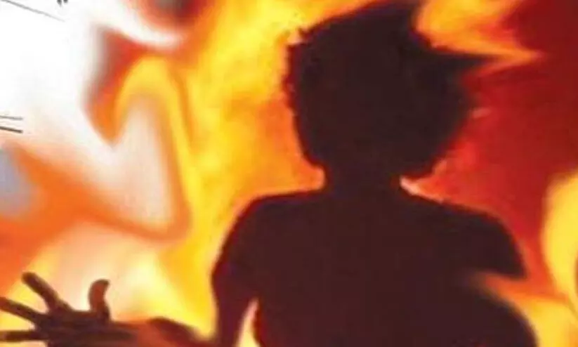 പ്രായപൂർത്തിയാകാത്ത യുവാവ്​ സ്​ഥിരമായി ശല്യപ്പെടുത്തി; 15കാരി മണ്ണെണ്ണ ഒഴിച്ച്​ സ്വയം തീകൊളുത്തി