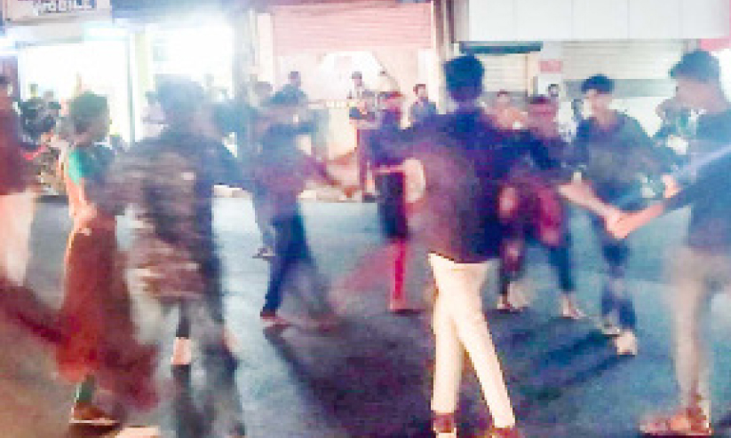 റോഡിൽ ഗതാഗതക്കുരുക്ക് സൃഷ്ടിച്ച് എ.ബി.വി.പി കലാജാഥ; പൊലീസുമായി വാക്കേറ്റവും റോഡിൽ ഗതാഗതക്കുരുക്ക് സൃഷ്ടിച്ച് എ.ബി.വി.പി കലാജാഥ; പൊലീസുമായി വാക്കേറ്റവും