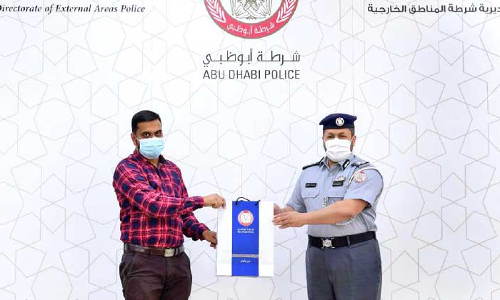 കളഞ്ഞുകിട്ടിയ പണം ​പൊലീസിന്​ കൈമാറി മലയാളി യുവാവ്