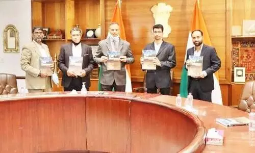 ഇ​ന്ത്യ ഫ്ര​റ്റേ​ണി​റ്റി ഫോ​റം സു​വ​നീ​ർ ദി ​ഡി​സ്​​റ്റ​ൻ​സ് പ്ര​കാ​ശ​നം ചെ​യ്തു