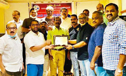 നി​സാ​ർ ന​മ്പ​ല​ശ്ശേ​രി​ക്ക് കൃ​പ യാ​ത്ര​യ​യ​പ്പ് ന​ൽ​കി