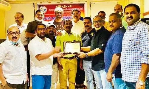 നി​സാ​ർ ന​മ്പ​ല​ശ്ശേ​രി​ക്ക് കൃ​പ യാ​ത്ര​യ​യ​പ്പ് ന​ൽ​കി