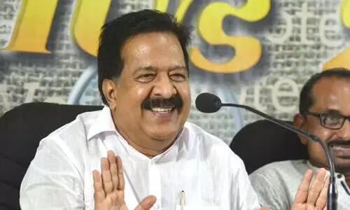 അദാനിയിൽ നിന്ന് വൈദ്യുതി വാങ്ങിയത് എന്തിനെന്ന് വ്യക്തമാക്കണം, ആരോപണം ആവർത്തിച്ച് ചെന്നിത്തല