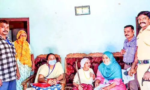 ayishakkunhu-and-election-staff ayishakkunhu-and-election-staff