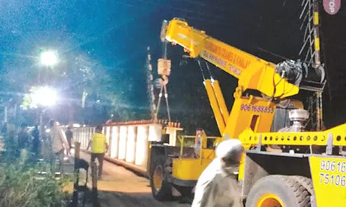 കോട്ടച്ചേരി മേല്‍പ്പാലത്തിന്​ ഗർഡറുകള്‍ സ്ഥാപിക്കാൻ തുടങ്ങി