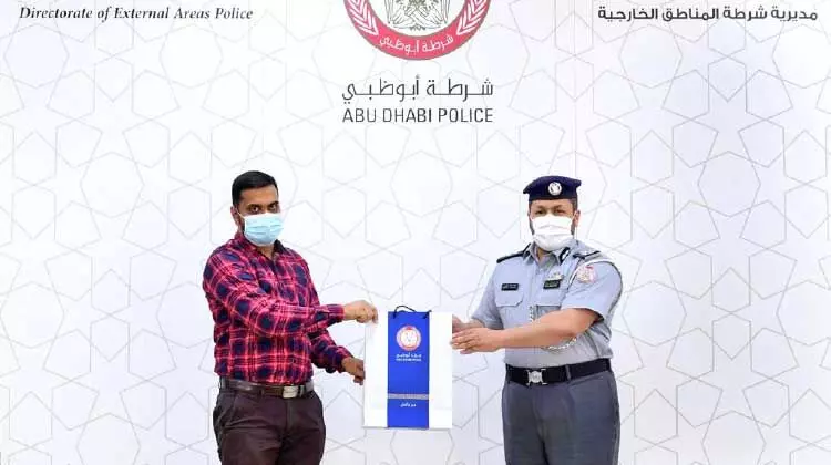 കളഞ്ഞുകിട്ടിയ പണം ​പൊലീസിന്​ കൈമാറി മലയാളി യുവാവ്