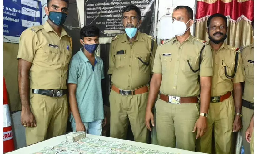 ബ​സി​ൽ ക​ട​ത്തി​യ 22.9 ല​ക്ഷം പി​ടി​കൂ​ടി