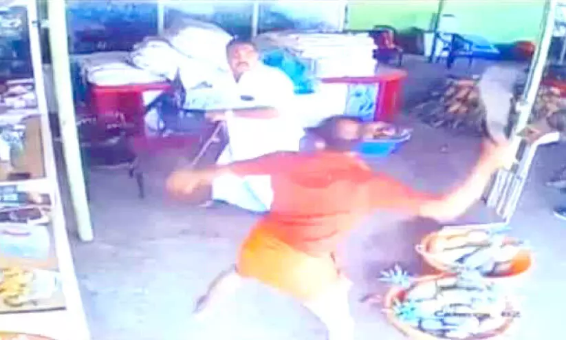 man attacked in vazhakkulam