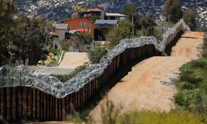 മൂന്നും അഞ്ചും വയസ്സുള്ള പെൺകുഞ്ഞുങ്ങളെ 14 അടി ഉയരമുള്ള മതിലില്നിന്ന് താഴേക്കിടുന്നു; അമേരിക്കൻ അതിർത്തിയിലെ കാമറയിൽ പതിഞ്ഞത്... മൂന്നും അഞ്ചും വയസ്സുള്ള പെൺകുഞ്ഞുങ്ങളെ 14 അടി ഉയരമുള്ള മതിലില്നിന്ന് താഴേക്കിടുന്നു; അമേരിക്കൻ അതിർത്തിയിലെ കാമറയിൽ പതിഞ്ഞത്...