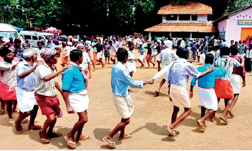പൂ​ര​പ്പ​റ​മ്പി​ൽ ആ​വേ​ശം വി​ത​റി ച​വി​ട്ടു​ക​ളി തി​രു​മാ​ന്ധാം​കു​ന്നി​ൽ