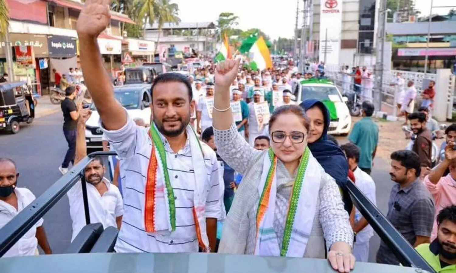 കത്വ അഭിഭാഷക ദീപിക സിങ്​ പി.കെ ഫിറോസിനൊപ്പം റോഡ്​ ഷോയിൽ