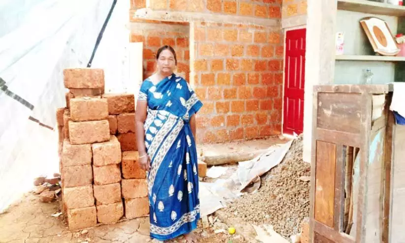 തോ​ട്ട​ങ്ങ​ളി​ൽ​നി​ന്ന് മ​ട​ങ്ങു​ന്നു; വെ​റും കൈ​യോ​ടെ