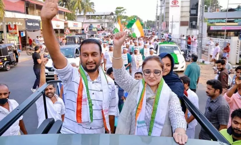 കത്വ അഭിഭാഷക ദീപിക സിങ് പി.കെ ഫിറോസിനൊപ്പം റോഡ് ഷോയിൽ കത്വ അഭിഭാഷക ദീപിക സിങ് പി.കെ ഫിറോസിനൊപ്പം റോഡ് ഷോയിൽ