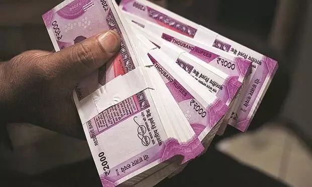 തമിഴ്നാട്ടിൽ വോട്ടർമാർക്ക് വ്യാപക പണ വിതരണം; അണ്ണാ ഡി.എം.കെ പ്രവർത്തകർ അറസ്റ്റിൽ തമിഴ്നാട്ടിൽ വോട്ടർമാർക്ക് വ്യാപക പണ വിതരണം; അണ്ണാ ഡി.എം.കെ പ്രവർത്തകർ അറസ്റ്റിൽ