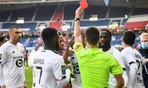 മൈതാനത്തെ​ ചുവപ്പു കാർഡിന്​​ ടണലിൽ  ലിലെ താരവുമായി  അടികൂടി നെയ്​മർ; നിർണായക അങ്കം തോറ്റ്​ പി.എസ്​.ജി