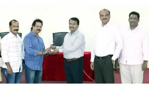 ബി.കെ.എസ് നോർക്ക ഹെൽപ് െഡസ്ക്കിൽ കാർഡുകളെത്തി ബി.കെ.എസ് നോർക്ക ഹെൽപ് െഡസ്ക്കിൽ കാർഡുകളെത്തി