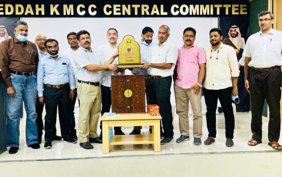 സി.​സി. ക​രീ​മി​ന് ജി​ദ്ദ കെ.​എം.​സി.​സി സെ​ൻ​ട്ര​ൽ ക​മ്മി​റ്റി യാ​ത്ര​യ​യ​പ്പ് ന​ൽ​കി