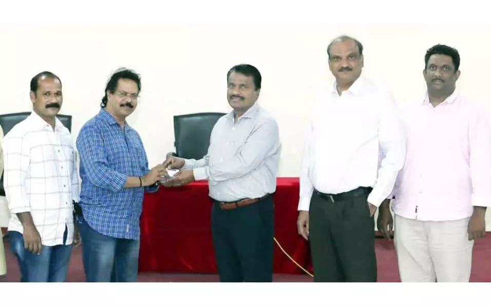 ബി.​കെ.​എ​സ്‌ നോ​ർ​ക്ക ഹെ​ൽ​പ്‌ ​െഡ​സ്ക്കി​ൽ കാ​ർ​ഡു​ക​ളെ​ത്തി