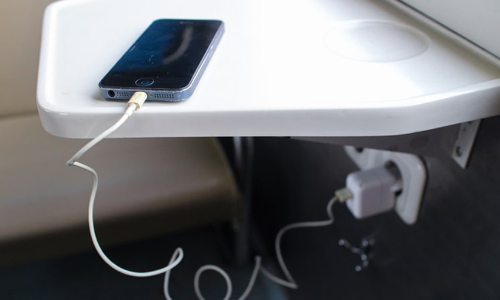 ട്രെയിനിൽ രാത്രി മൊബൈൽ ചാർജ്​ ചെയ്യുന്നതിന്​​ നിരോധനം; കാരണമിതാണ്​​