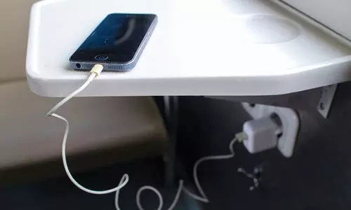 ട്രെയിനിൽ രാത്രി മൊബൈൽ ചാർജ്​ ചെയ്യുന്നതിന്​​ നിരോധനം; കാരണമിതാണ്​​