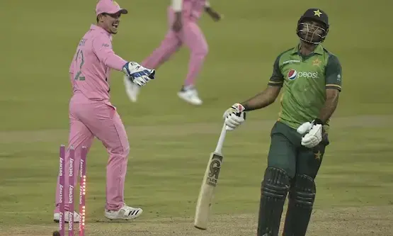 റെക്കോഡിട്ട്​ കുതിച്ച ഫഖർ സമാനെ വീഴ്​ത്തി​ ഡീ കോക്കിന്‍റെ ചതിപ്രയോഗം; അങ്ങനെയൊക്കെ ചെയ്യാമോയെന്ന്​ ആരാധകർ