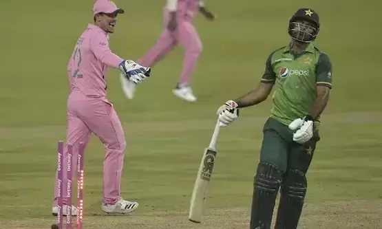 റെക്കോഡിട്ട്​ കുതിച്ച ഫഖർ സമാനെ വീഴ്​ത്തി​ ഡീ കോക്കിന്‍റെ ചതിപ്രയോഗം; അങ്ങനെയൊക്കെ ചെയ്യാമോയെന്ന്​ ആരാധകർ