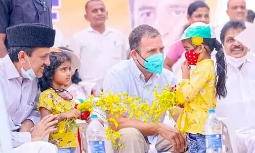 ക്ലൈമാക്സിൽ ആവേശമായി രാഹുൽ; വെ​ള്ള​മു​ണ്ട​യി​ൽ പ്ര​വ​ർ​ത്ത​ക​രു​ടെ ആ​വേ​ശം അ​ണ​പൊ​ട്ടി