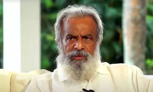 കർട്ടൻ വീഴില്ല, തെങ്ങിൽ കെട്ടിയ ഈ നാടകകണ്ണാടിയിൽ...