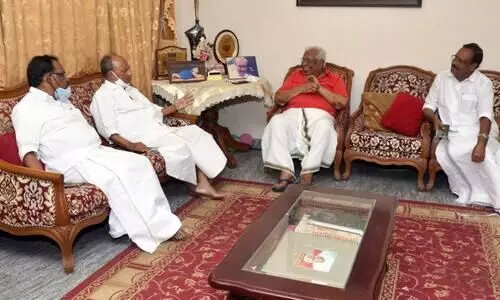 മു​ൻ മു​ഖ്യ​മ​ന്ത്രി​യെ​ത്തി; പ​ഴ​യ സ്​​പീ​ക്ക​റെ കാ​ണാ​ൻ