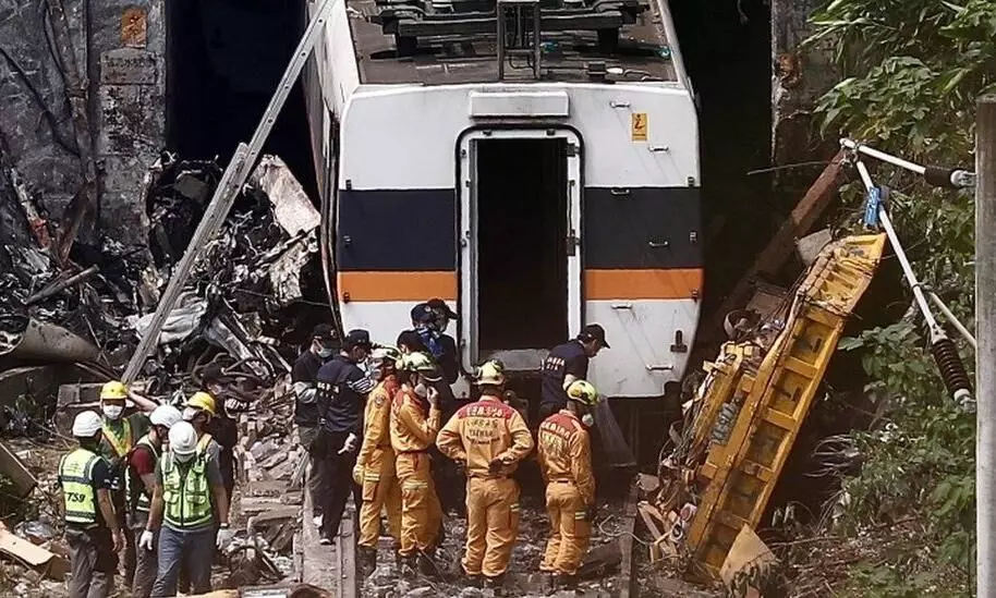 നിർത്തിയിട്ട ലോറി തെന്നിയിറങ്ങി പാളത്തിൽ; തായ്വാൻ സാക്ഷിയായത് വൻ ട്രെയിൻ ദുരന്തത്തിന്- മാപ്പുപറഞ്ഞ് ലോറി ഉടമ നിർത്തിയിട്ട ലോറി തെന്നിയിറങ്ങി പാളത്തിൽ; തായ്വാൻ സാക്ഷിയായത് വൻ ട്രെയിൻ ദുരന്തത്തിന്- മാപ്പുപറഞ്ഞ് ലോറി ഉടമ