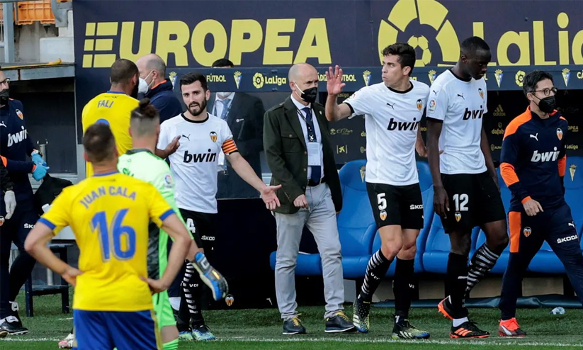 valencia walks off valencia walks off