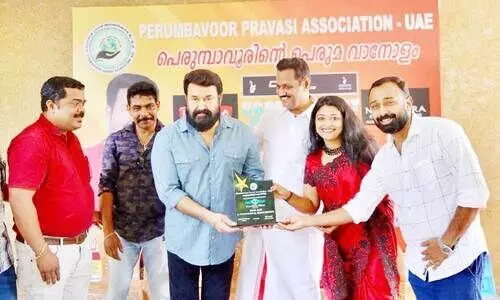 ഡോ​ക്യു​മെൻറ​റി വി​ജ​യി​ക​ൾ​ക്ക് മോ​ഹ​ൻ​ലാ​ൽ സ​മ്മാ​നം ന​ൽ​കി