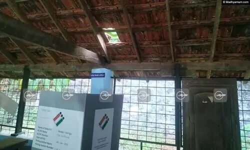 ബൂത്തിൽ വെളിച്ചമില്ല; മേൽക്കൂരയിലെ ഓടിളക്കി വോട്ടെടുപ്പ് ബൂത്തിൽ വെളിച്ചമില്ല; മേൽക്കൂരയിലെ ഓടിളക്കി വോട്ടെടുപ്പ്